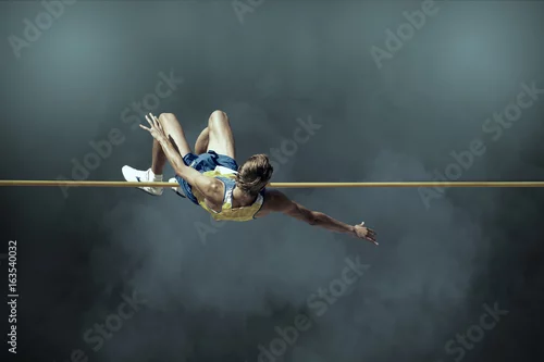 Fototapeta Sportowiec w akcji skoku wzwyż.