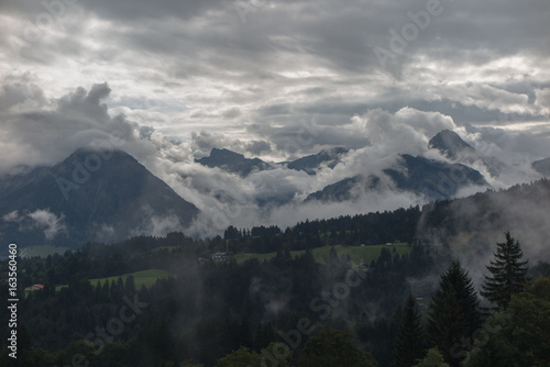 Panorama vom wolkenverhangenen Allgäu © ttoennesmann