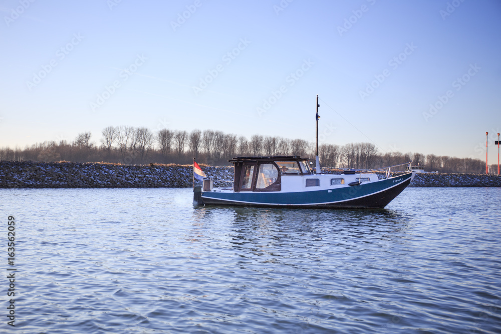 Boot auf einem Fluß 09