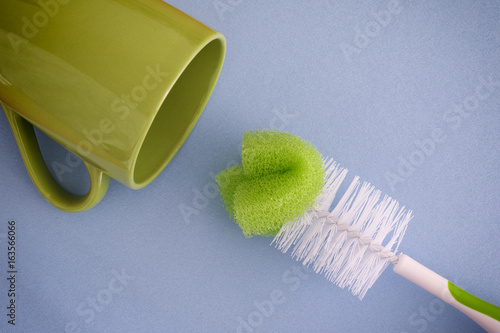 Obraz na plátně Bottle brush and green mug