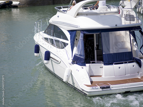 Bateau de plaisance entrant au port