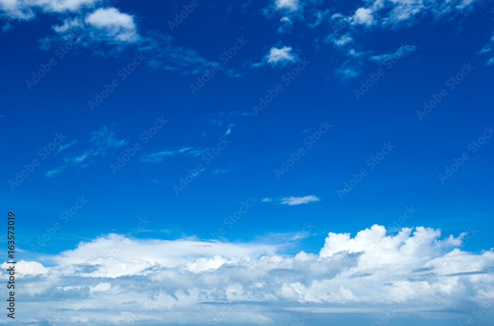 Obraz premium Blue sky with white clouds