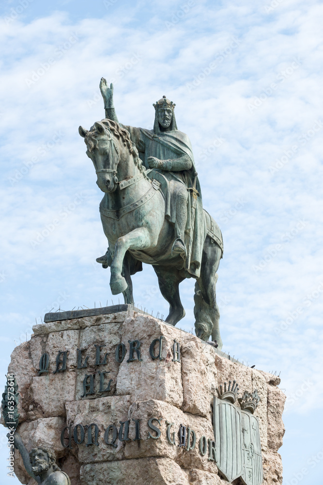 Fototapeta premium Plaza de España con estatua Rey Jaime, Mallorca, Islas Baleares