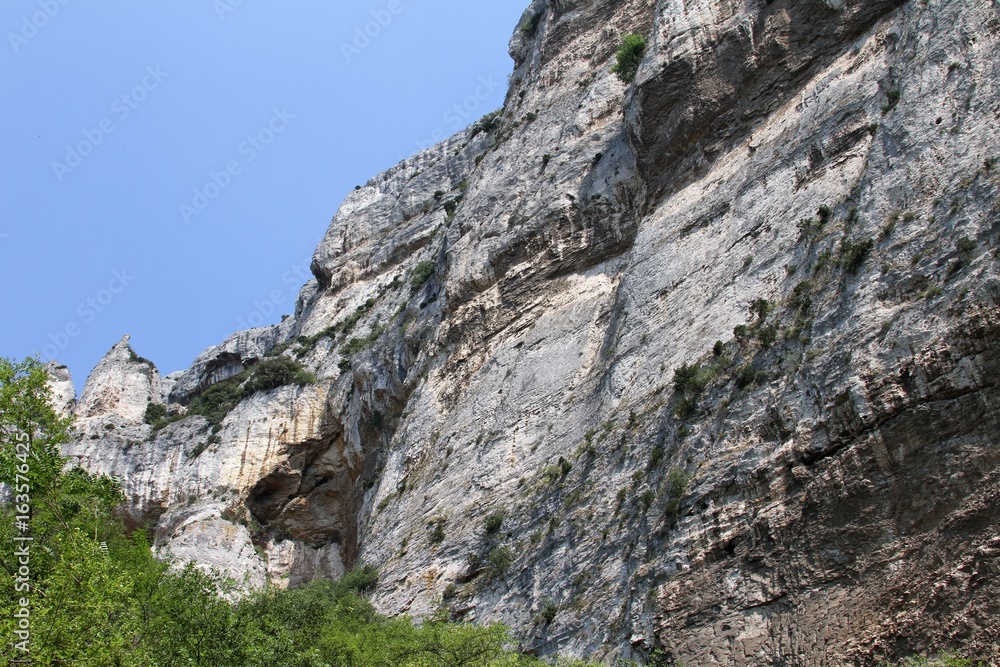 Le village de Fontaine de Vaucluse en Provence et la source de la Sorgue Le village de Fontaine de Vaucluse en Provence et la source de la Sorgue