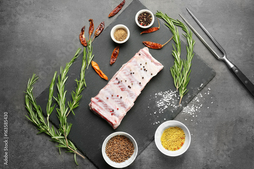 Valokuva Raw ribs with spices on kitchen table