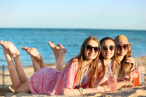 Beautiful young women in be...