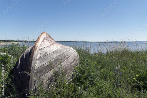 En båt vid sidan av vägen som går ner till havet