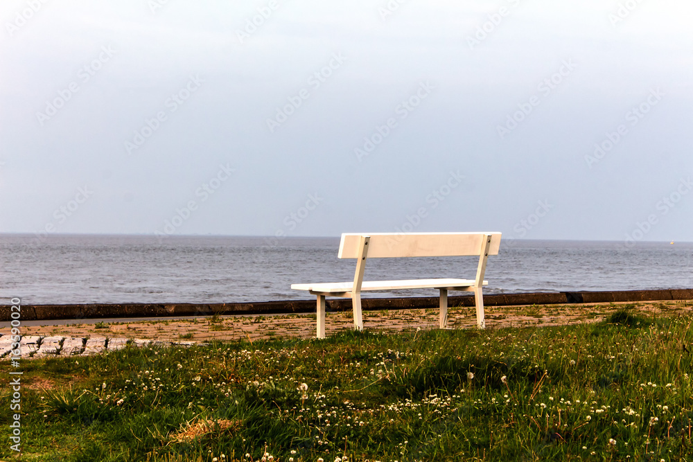 Bank am Meer in der Abenddämmerung