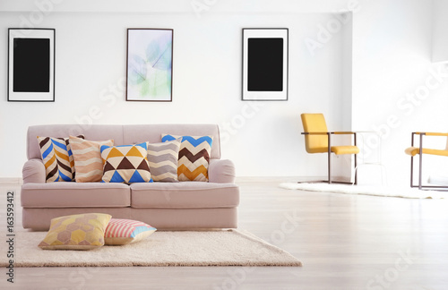 Modern living room with gre...