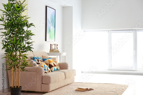 Modern living room with gre...