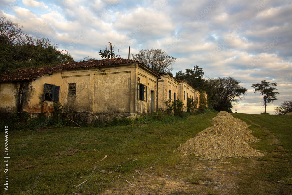 Obraz premium Old house in ruins