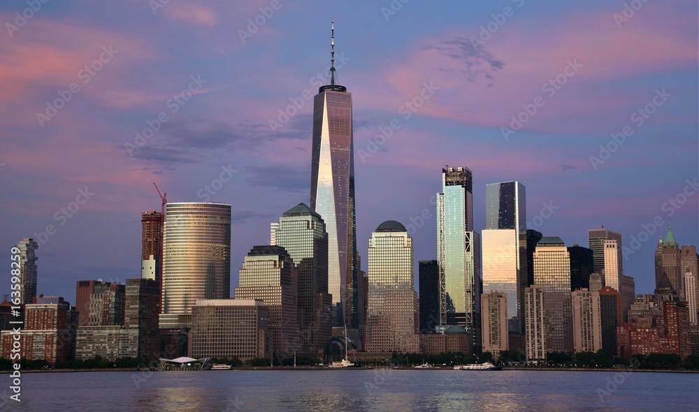 Obraz premium The Freedom Tower, World Financial Center, and the skyline of downtown Manhattan from Jersey City at sunset.