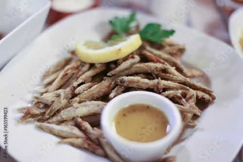 Canvas-taulu frittierte Whitebait Mini-Fische auf Zypern