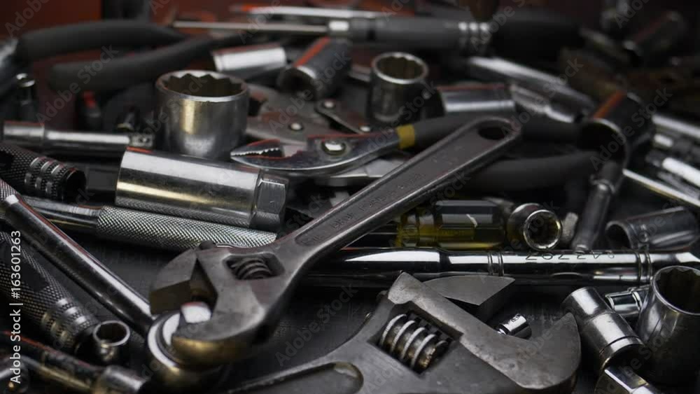 MECHANIC CHANGES TOOLS IN SLOW MOTION CLOSE UP. MECHANIC CHANGES TOOLS IN SLOW MOTION CLOSE UP.