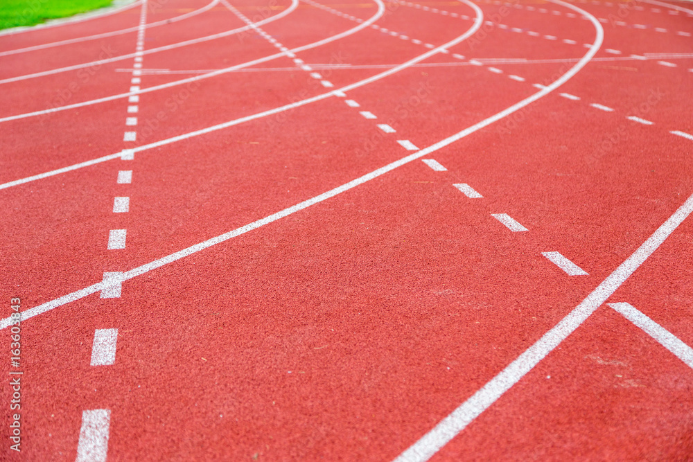 running track with white line