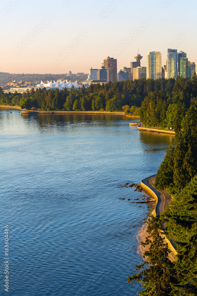 Naklejka premium Seawall wzdłuż Stanley Park w Vancouver BC w Kanadzie