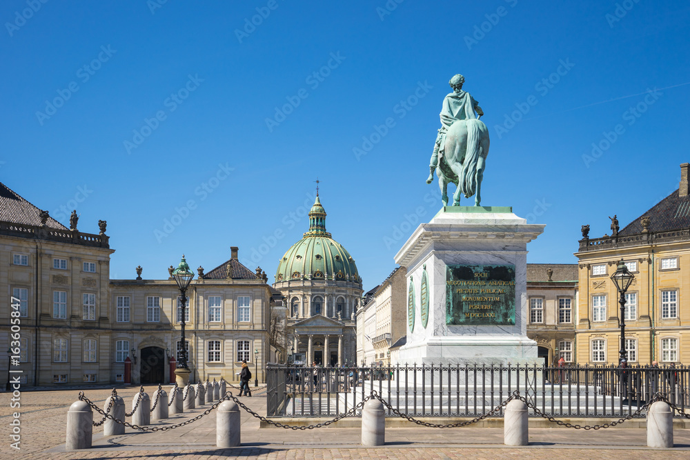 Fototapeta premium Copenhagen, The Amalienborg in Copenhagen city, Denmark