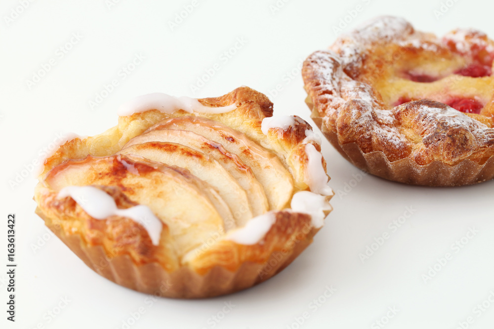 アップルパイとサワーチェリーのタルト ケーキ お菓子 白背景 アップルパイとサワーチェリーのタルト ケーキ お菓子 白背景