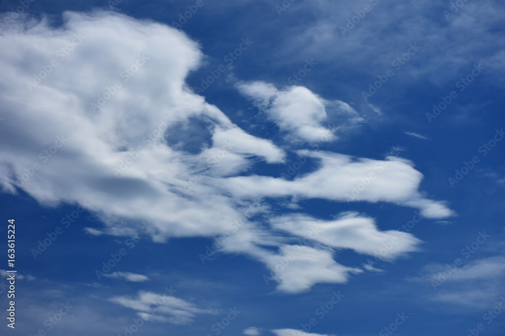 不思議な雲のかたち・青空と雲「空想・雲のモンスターたち」流れる、不思議、何か、異次元、面白いなどのイメージ Stock Photo | Adobe  Stock