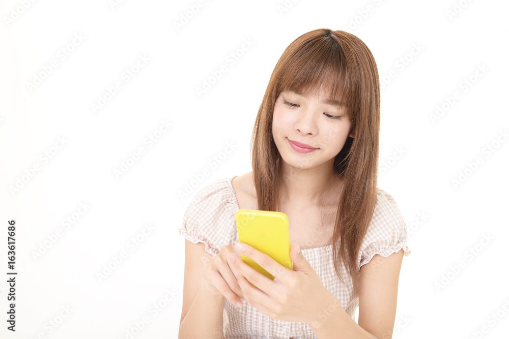 スマートフォンを持つ女性 スマートフォンを持つ女性