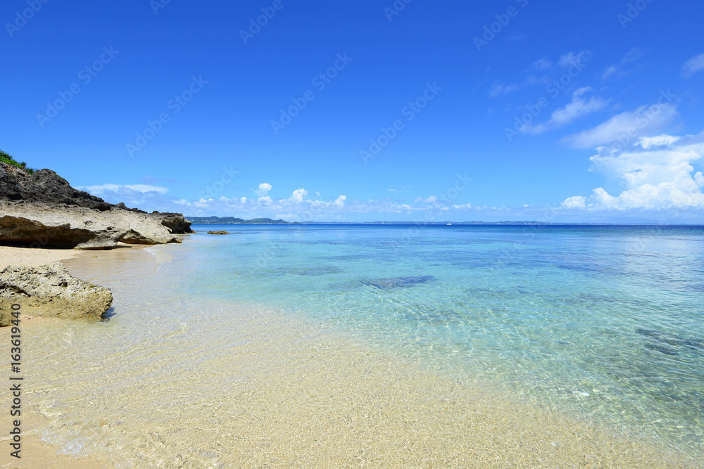 沖縄の青い海とさわやかな空