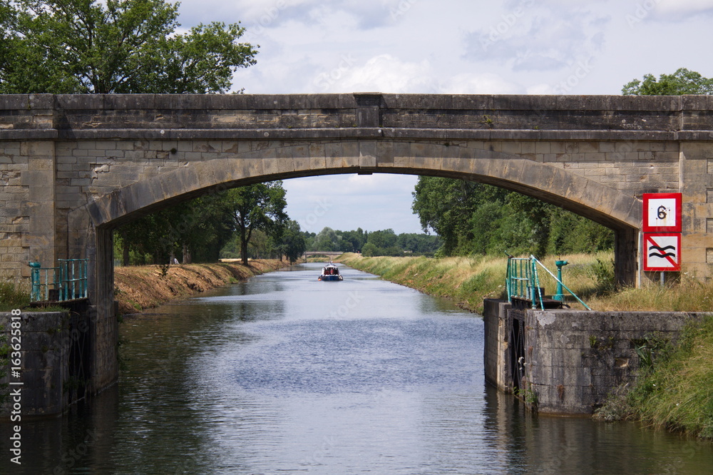 Fototapeta premium Brücke über Yonne in Burgund