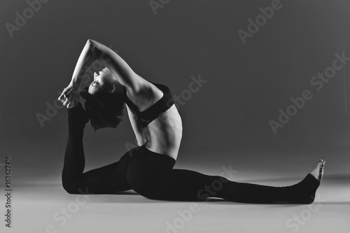 Fotografía Girl dancer warming up