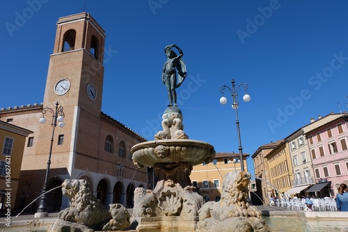 Fano (Italien/Marken), Glücksbrunnen (Fontana della Fortuna) vor dem Teatro della Fortuna photo