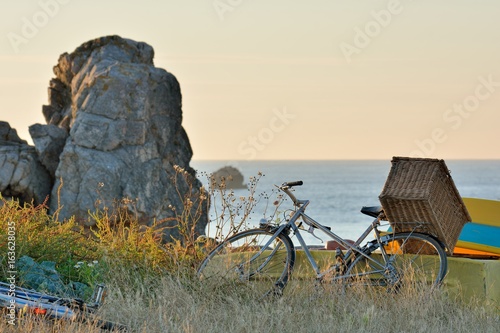 Coucher de soleil sur la côte bretonne de Plougrescant