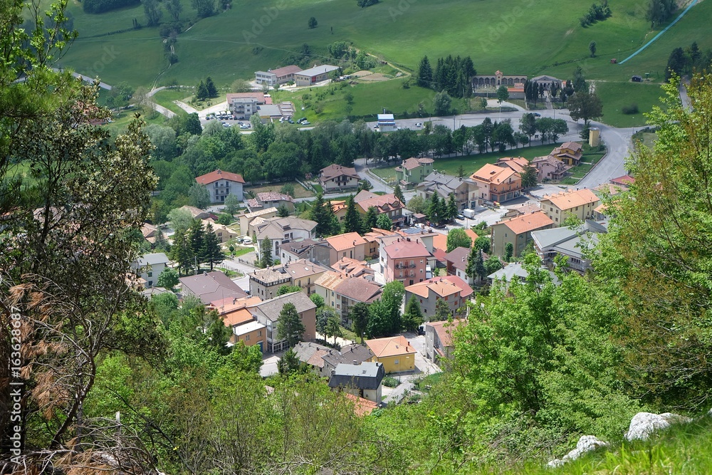 Blick vom Parco Comunale Monte Montone auf Villagrande (Italien/Marken)