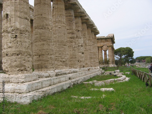 Profili di due tempi della Magnagrecia a Paestum in Italia. photo