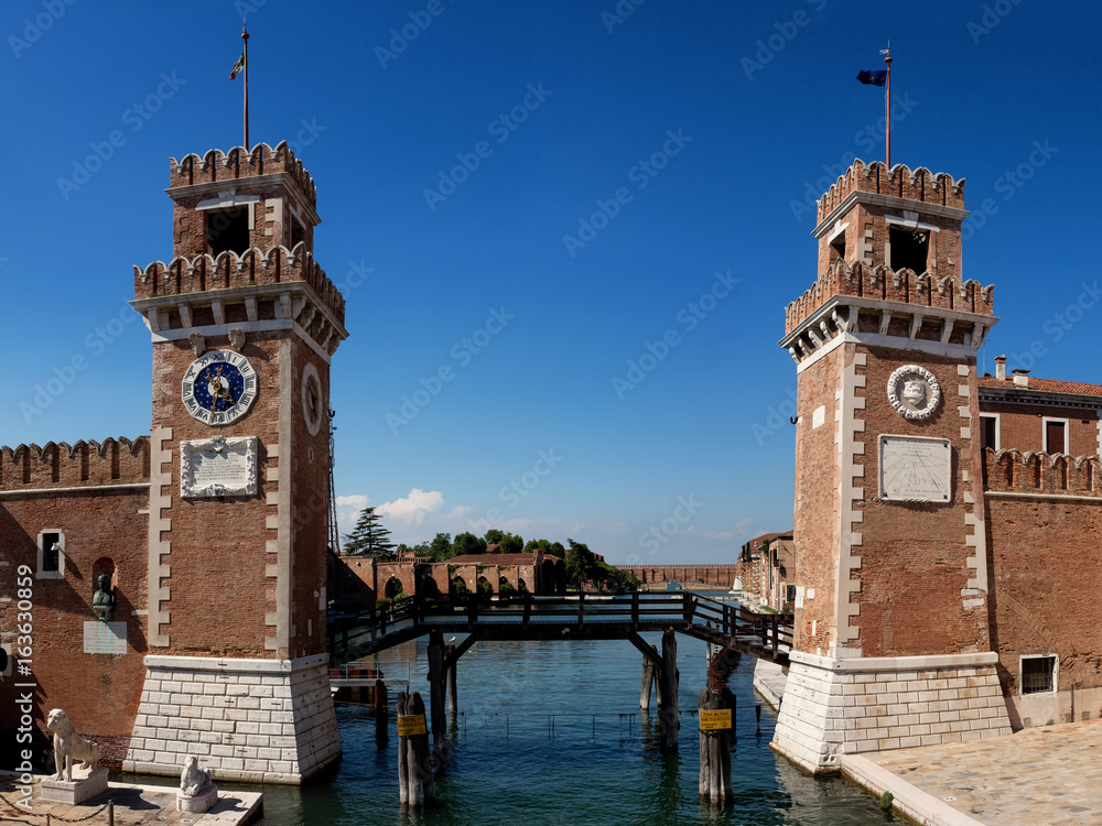 Obraz premium La Biennale di Venezia Arsenale Biennale in Venedig Länderrepräsentationen Themenausstellung Ausstellung 28 Länder Eingangsportal