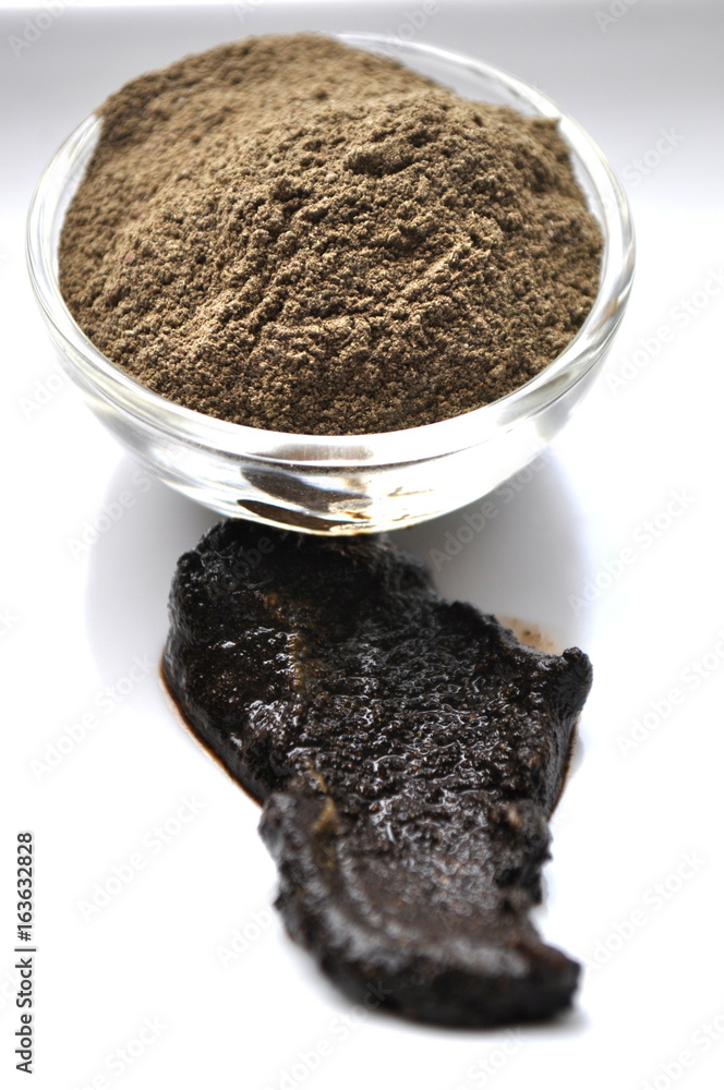 Φωτογραφία A selection of various natural henna (Lawsonia inermis) hair color dyes wet mixt