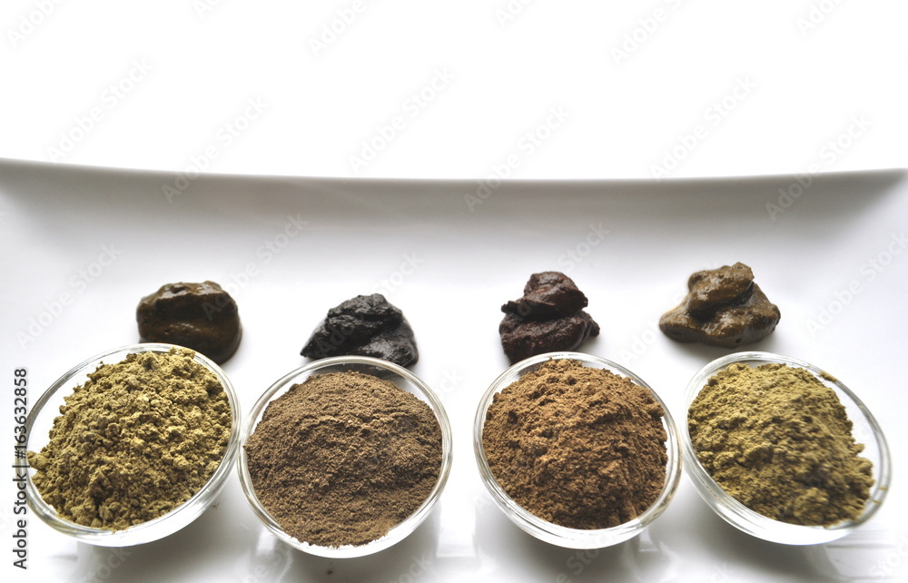 Φωτογραφία A selection of various natural henna (Lawsonia inermis) hair color dyes wet mixt