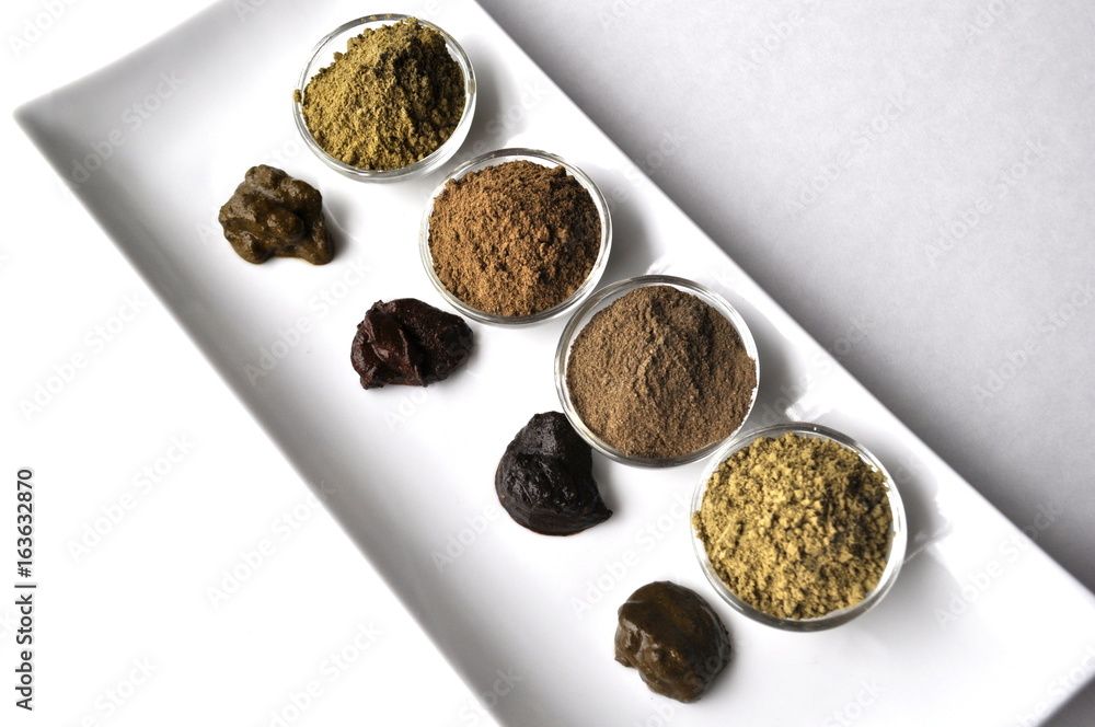 Φωτογραφία A selection of various natural henna (Lawsonia inermis) hair color dyes wet mixt
