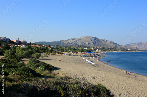 Piękna plaża na Rodos w Grecji, parasole i leżaki na plaży wzdłuż morza.