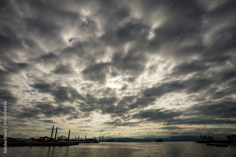 函館港を覆う夕雲