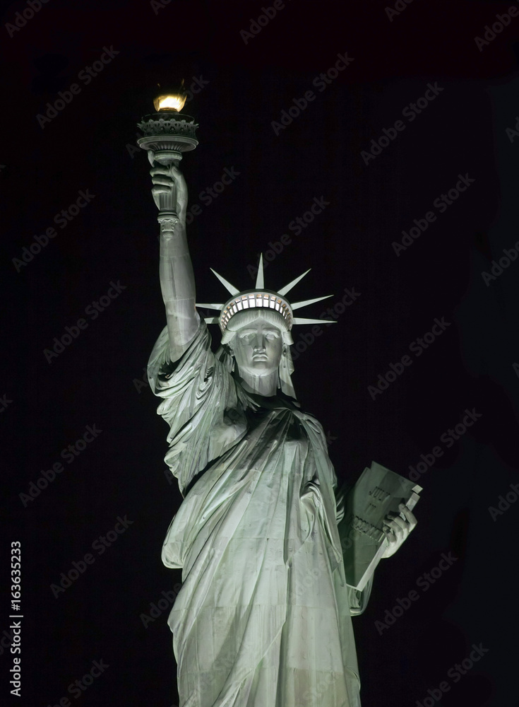 Fototapeta premium Statue of Liberty at night