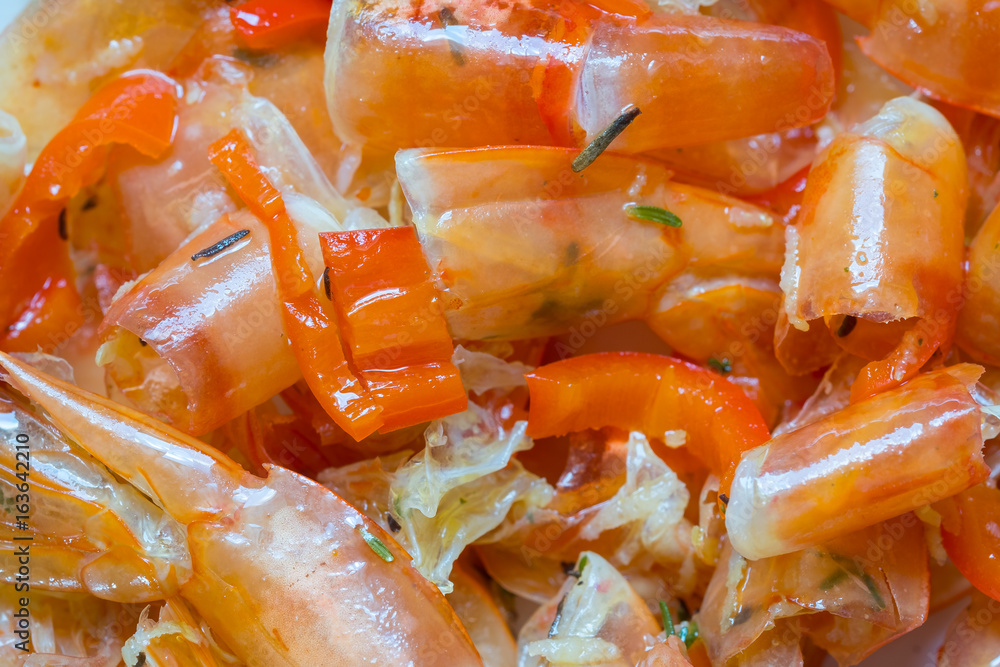 Ausgekochte Garnelenschalen, Chili und Thymian Ausgekochte Garnelenschalen, Chili und Thymian