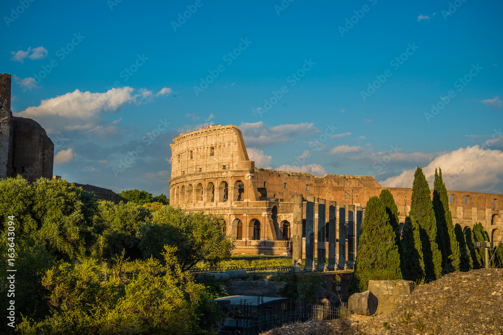 Kolosseum aus der Antike in Rot Italien zur Abenddämmerung im Sommer.