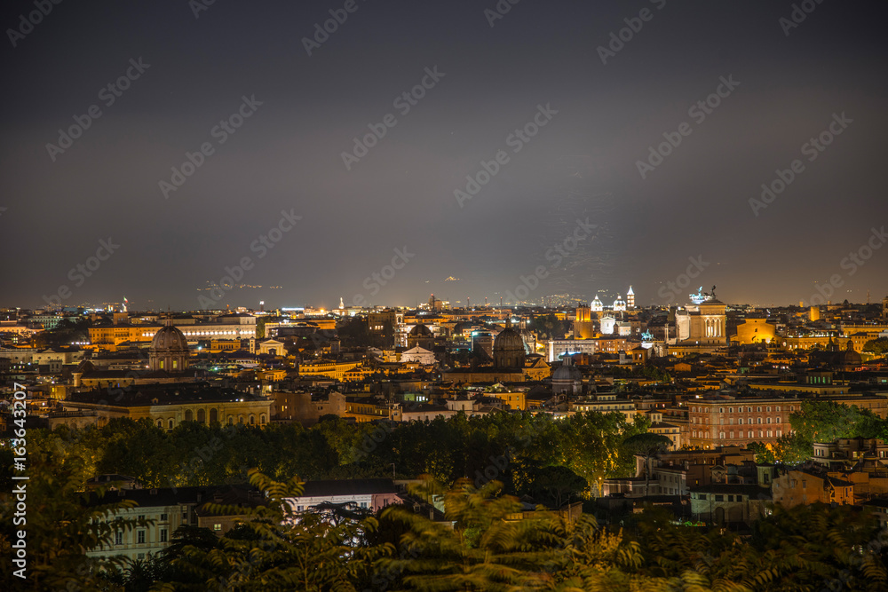Panorama über Rom Italien bei Nacht