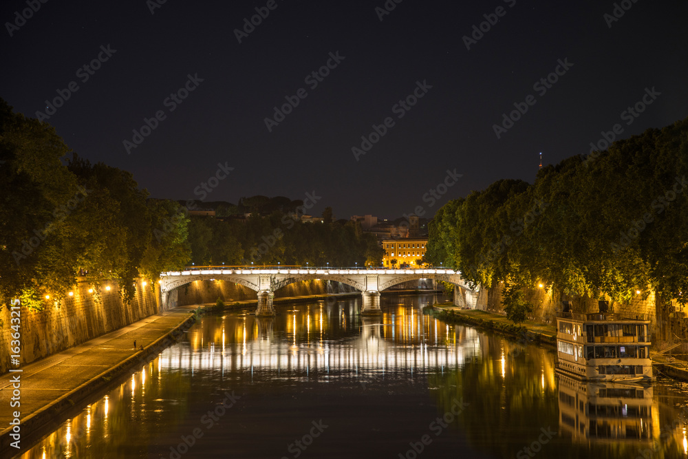 Brücke über den Tiber in Rom Italien bei Nacht. 