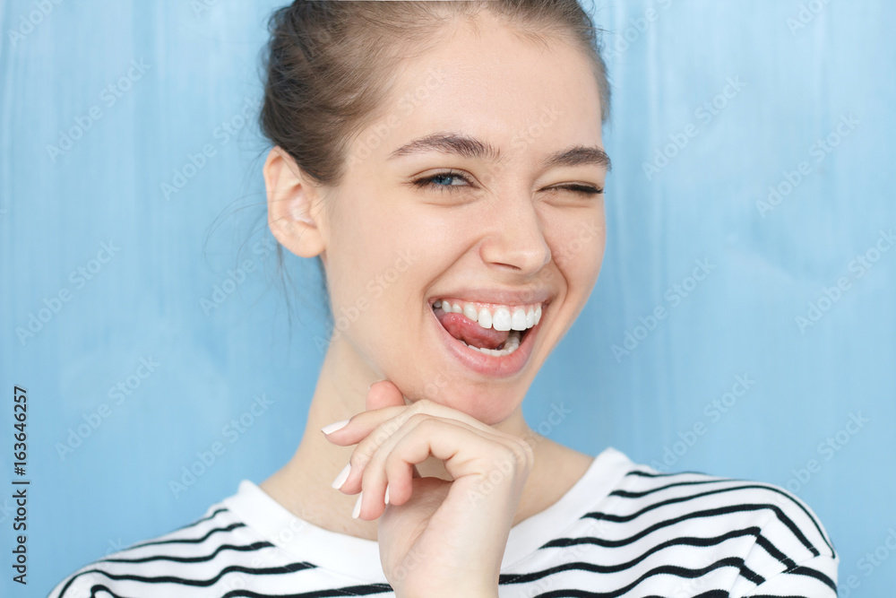 Foto Stock Nice close-up portrait of young european girl. Happy tricky ...