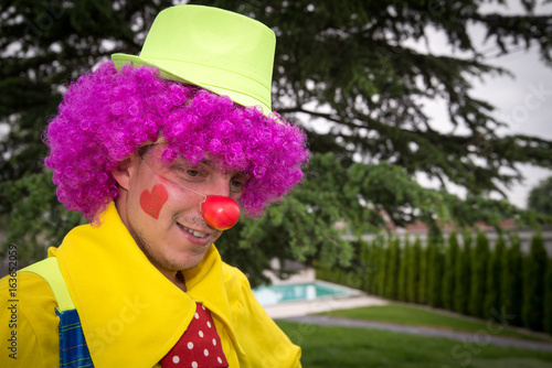 Fotografia, Obraz Portrait of the red nose clown with green hat and big red tie