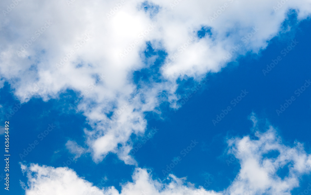 Obraz premium Blue cloudy sky background
