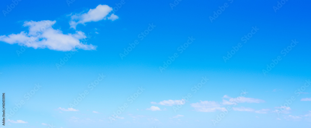 Obraz premium Small clouds and blue sky