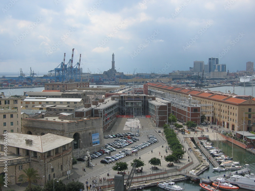 Veduta del porto di Genova in Italia.