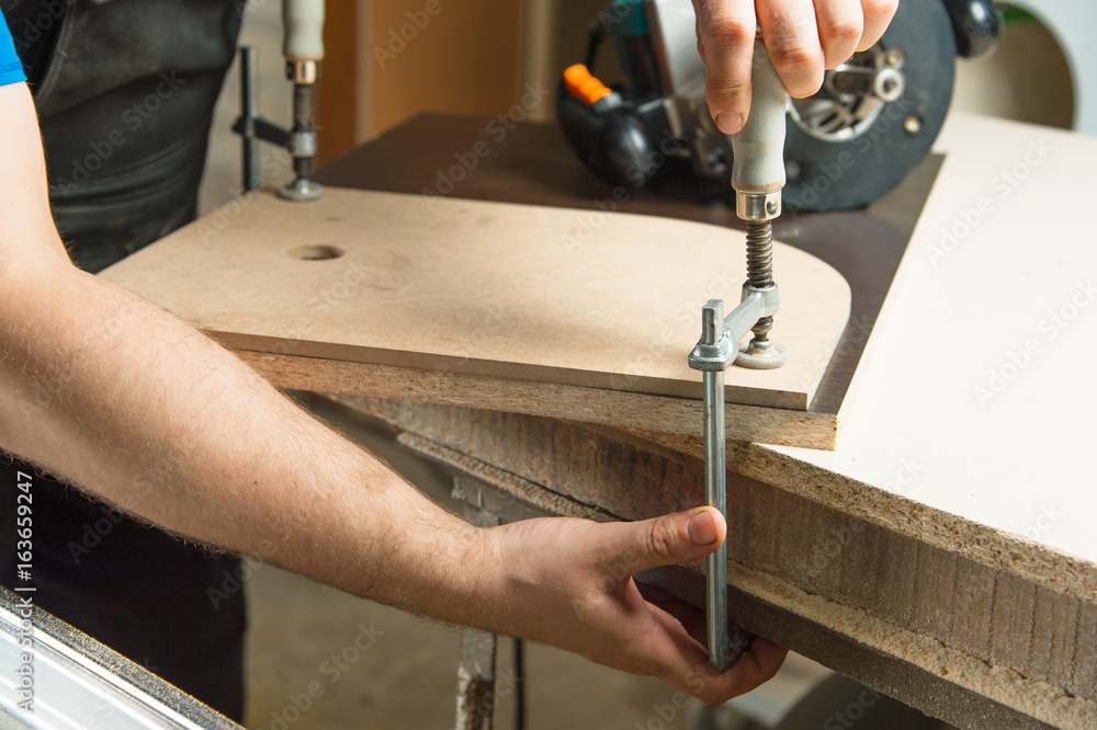 Master clamps the workpiece with a dvp clamp to the workbench Master clamps the workpiece with a dvp clamp to the workbench