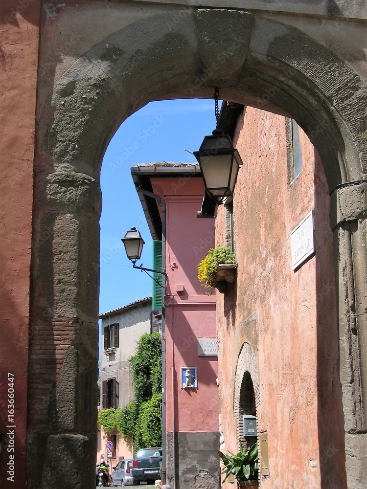 Porta del borghetto di  Isola Farnese nel Lazio in Italia.