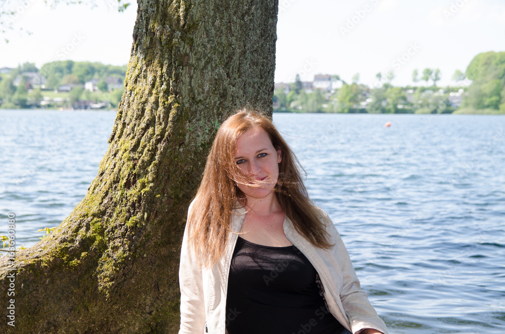 junges hübsches Mädchen am Wasser junges hübsches Mädchen am Wasser